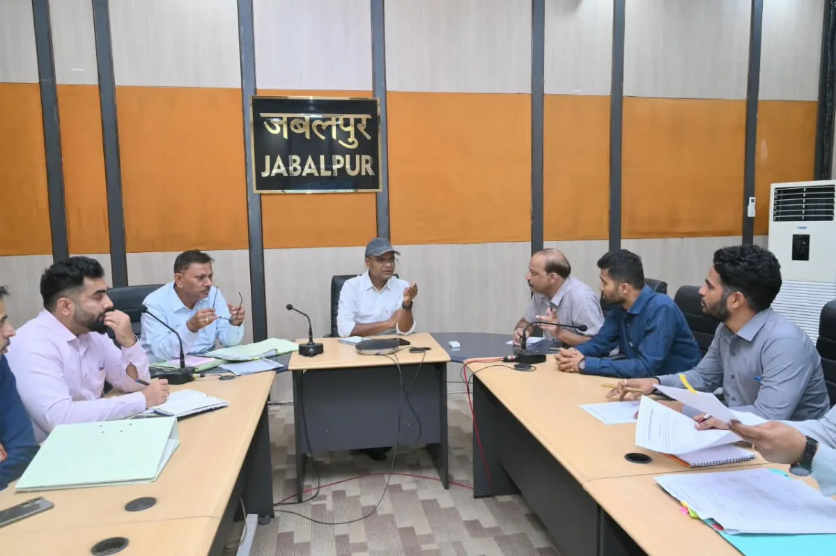 जबलपुर में ट्रैफिक व्यवस्था सुधारने निगमायुक्त सख्त, अवैध होर्डिंग लगाने वाली एजेंसियों पर होगी कार्रवाई