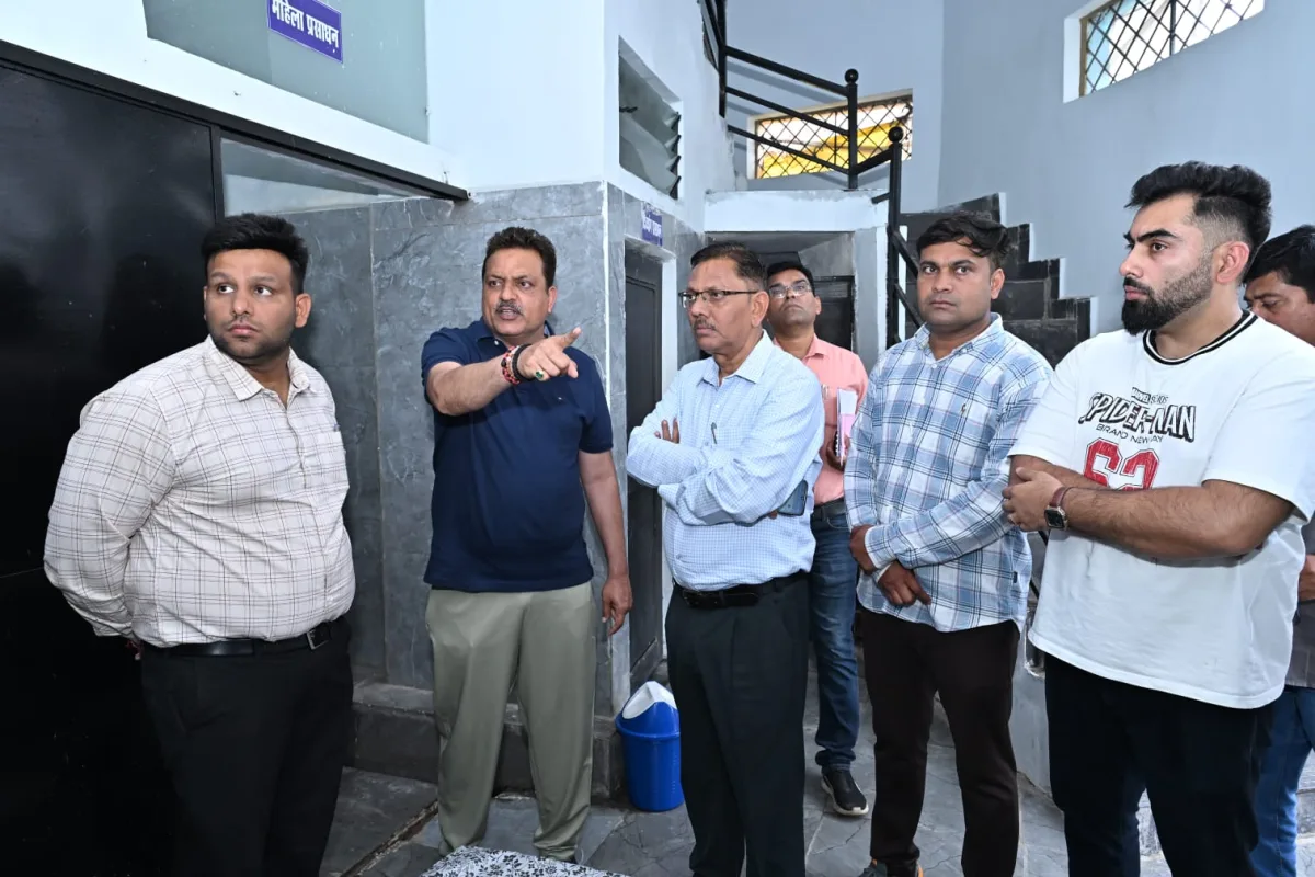 जबलपुर में टॉयलेट की बदहाली पर भड़के महापौर, सागरदीप को टर्मिनेशन नोटिस, 1 लाख का जुर्माना