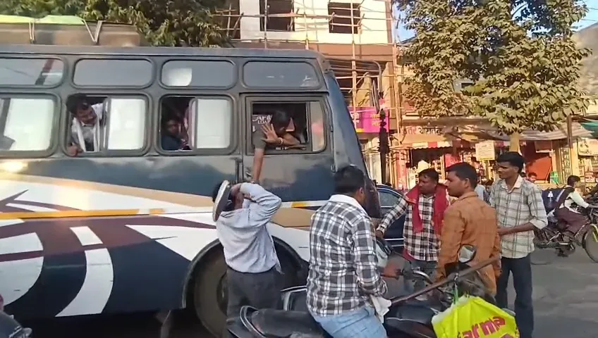 ओवरटेक के विवाद में स्कूटी सवार की दबंगई, बस ड्राइवर को जूते से पीटा, छतरपुर में सड़क पर गुंडागर्दी का वीडियो वायरल,