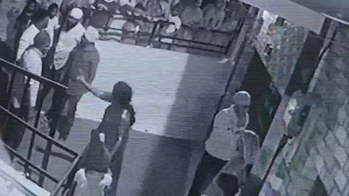 जबलपुर : घर में घुसकर मां-बेटे और पति से मारपीट, CCTV में कैद हुई घटना, सीसीटीवी कैमरे में कैद हुई घटना,